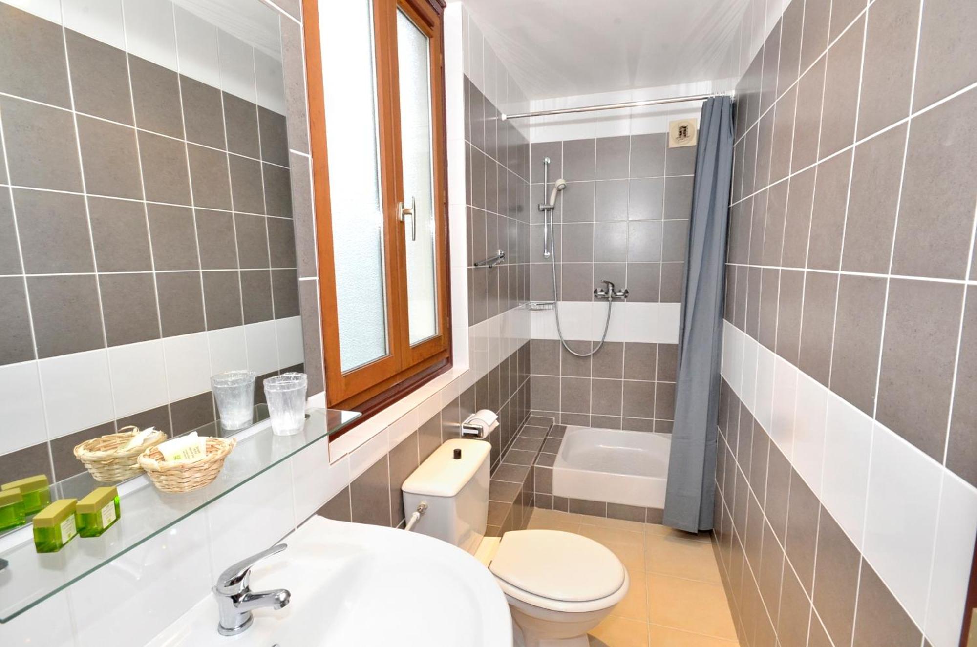 Hotel De L'Ours Coulommiers Zewnętrze zdjęcie